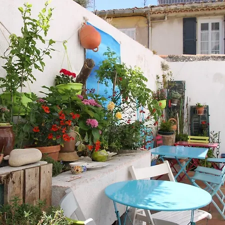 Au Petit Chez Soi Hostel