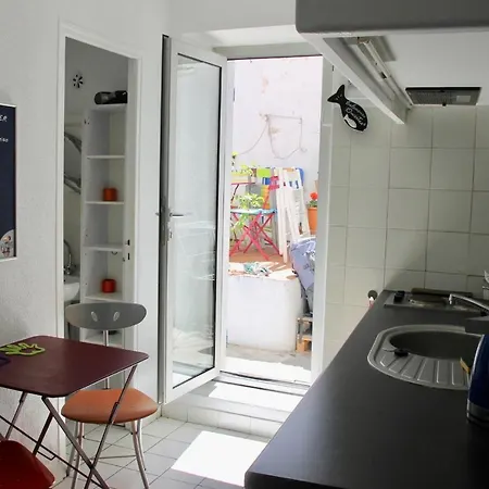 Au Petit Chez Soi Hostel *